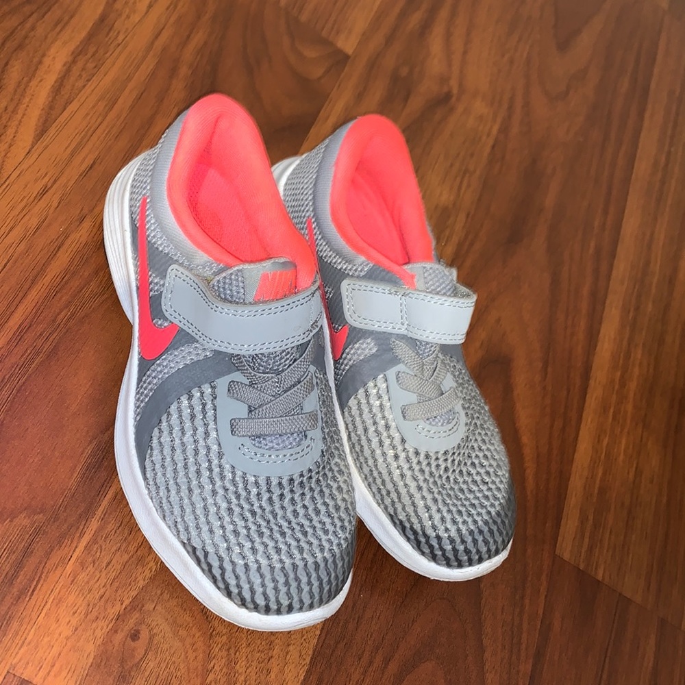 Girls Size 10.5c Nike Revolution 4